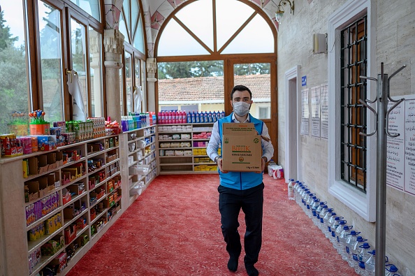 Coronavirus: une mosquée d&rsquo;Istanbul devient une supérette gratuite