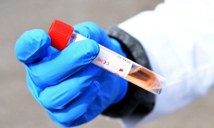 Un médecin en Chine puni pour avoir critiqué les hôpitaux utilisant des médicaments non éprouvés sur des patients atteints de virus