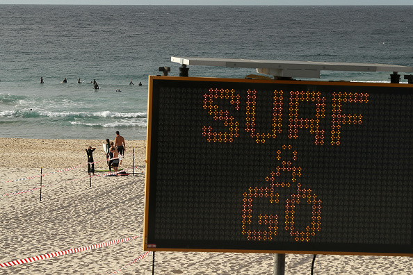 Des centaines de surfeurs pour la réouverture de Bondi Beach à Sydney