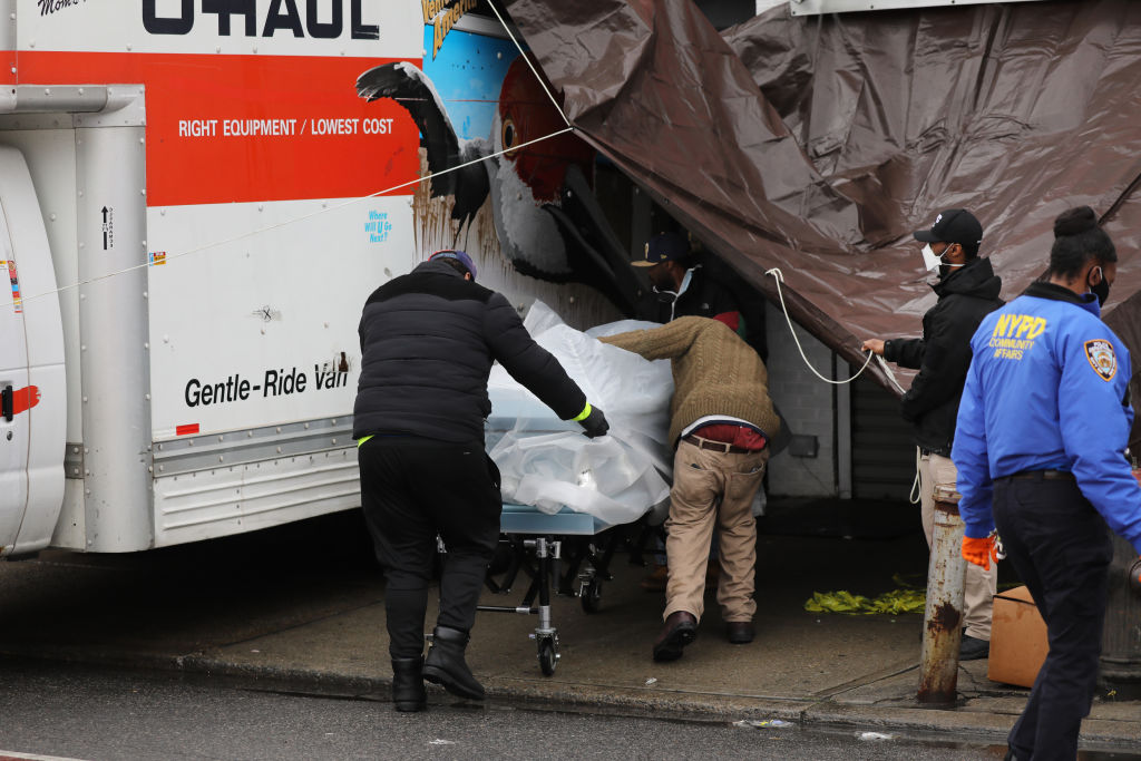 Des dizaines de corps en décomposition découverts dans des camions à New York