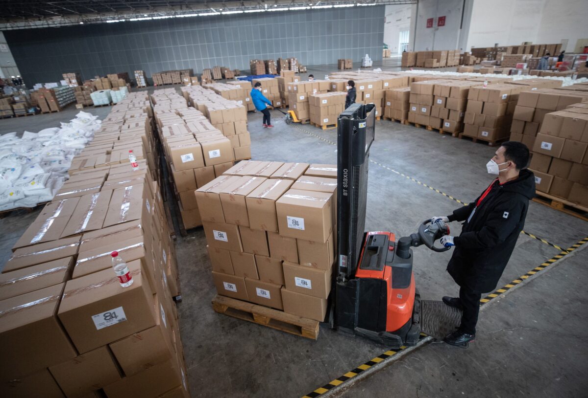 Le régime chinois accumule les stocks mondiaux de matériel médical, entraînant une pénurie croissante en dehors de la Chine