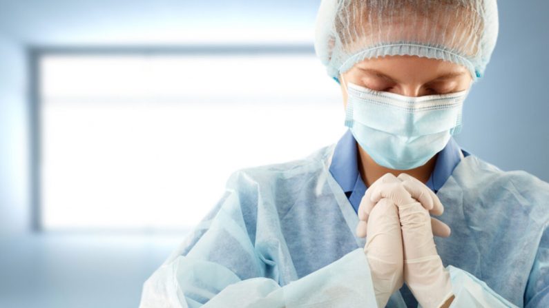 Nord : à 5 ans, il crée une infirmière-marionnette géante avec son papa pour rendre hommage aux soignants