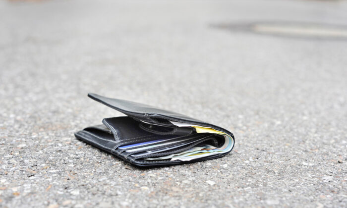 Un sans-abri rend un portefeuille avec plus de 500 euros à l&rsquo;intérieur, il obtient un nouvel emploi et un logement en retour