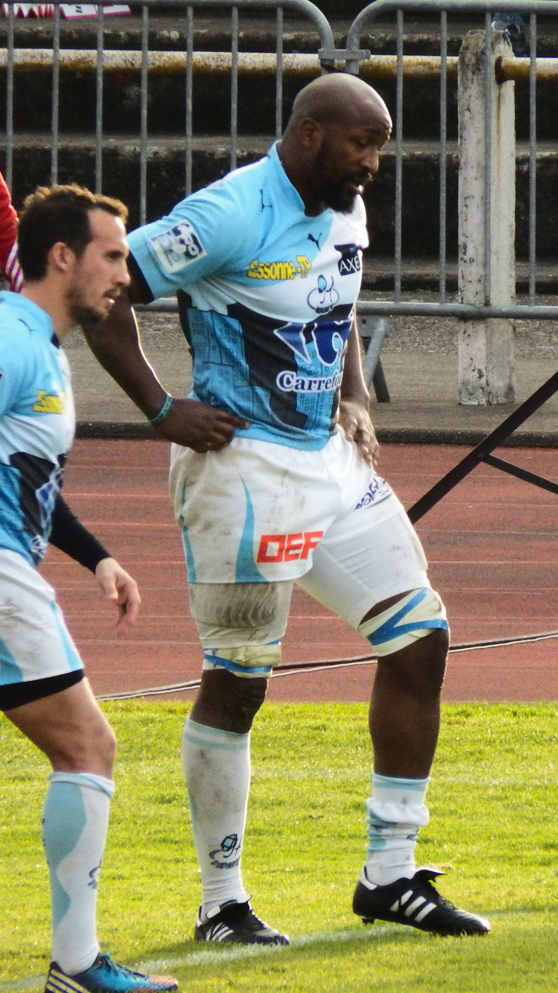 Un rugbyman de Pro D2 se reconvertit en agent d&rsquo;entretien bénévole dans un hôpital parisien pour aider pendant l&rsquo;épidémie