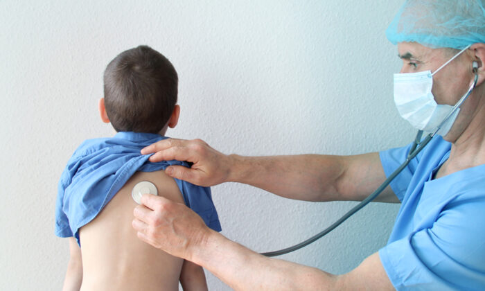 Un courageux garçon de 4 ans a vaincu le virus du PCC tout en subissant un rare traitement contre le cancer