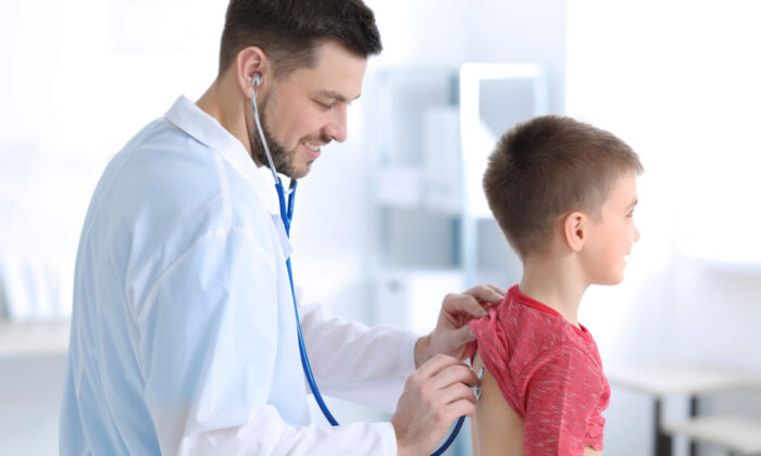 Un « guerrier » de 6 ans atteint de mucoviscidose a vaincu le virus du PCC et offre une lueur d&rsquo;espoir