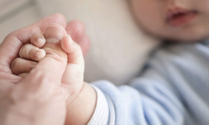 Un bébé de 6 mois qui a survécu à une chirurgie cardiaque lutte maintenant pour sa vie après le diagnostic du virus du PCC