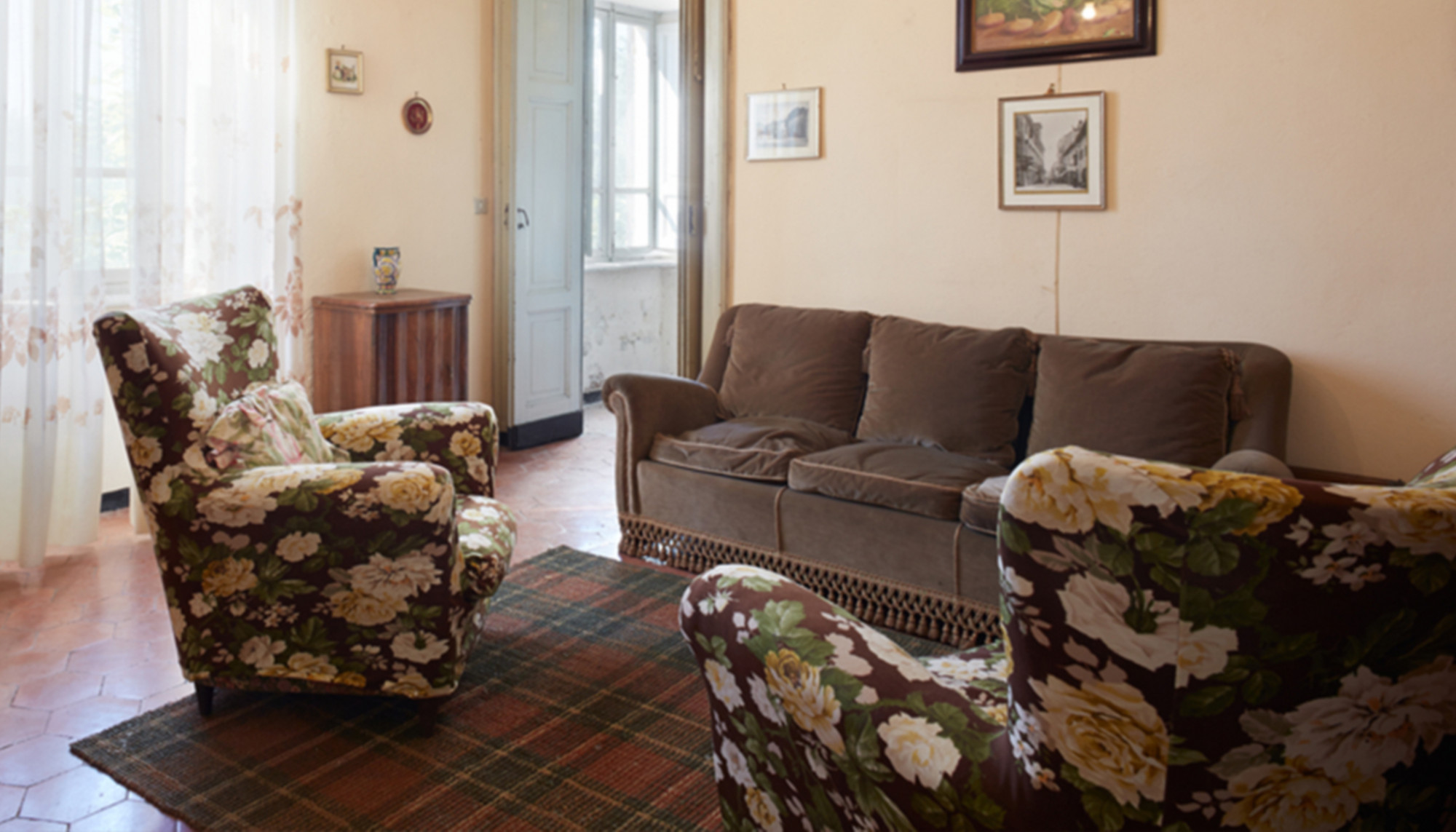 Un homme trouve l’équivalent de 40.000 euros enfouis dans le canapé d&rsquo;une friperie et le rend à son propriétaire légitime