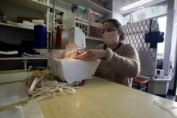 La machine à coudre redevient tendance à la faveur du coronavirus