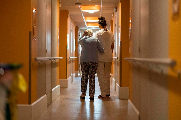 Ehpad : pas de déconfinement le 11 mai, une prime pour tous les salariés