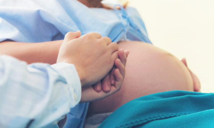 Une nouvelle maman donne naissance à des quadruplés identiques d&rsquo;une extrême rareté