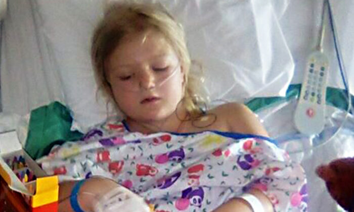 Une maman tire la sonnette d&rsquo;alarme: la ceinture de sécurité de sa fille lui a tranché l’abdomen alors qu’elle n’était pas sur le siège enfant