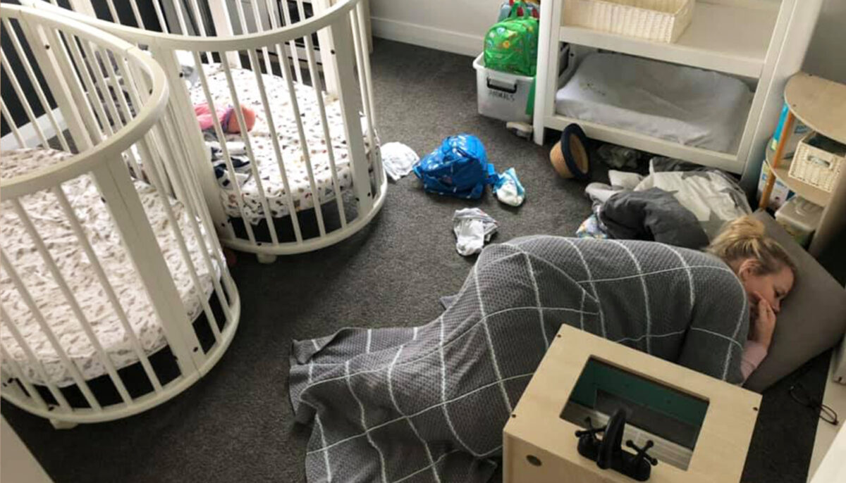 Un papa trouve son épouse épuisée en train de faire une sieste sur le sol – sa réaction est touchante