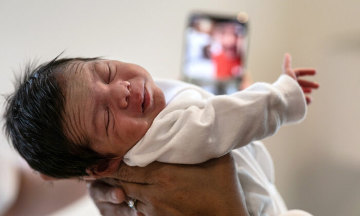 Une enseignante recueille le petit frère nouveau-né d&rsquo;un élève de sa classe dont la mère est hospitalisée en raison du covid-19
