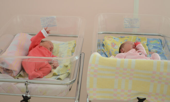 Des parents qui ont vaincu le Covid-19 rencontrent enfin leurs jumeaux, 20 jours après leur naissance