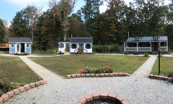 Une famille de quatre personnes a construit des petites maisons au lieu d&rsquo;une seule, et chaque enfant a sa propre maison