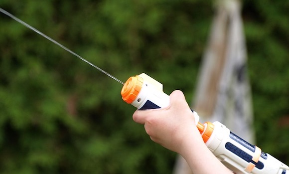 Gestes barrières : des prêtres se servent de pistolets à eau pour les baptêmes et bénédictions