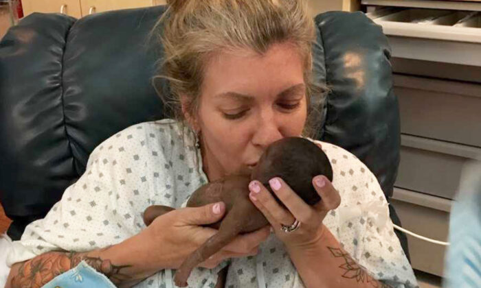 Une mère adopte un grand prématuré, sa famille le comble d&rsquo;amour jusqu&rsquo;à son décès 8 jours plus tard