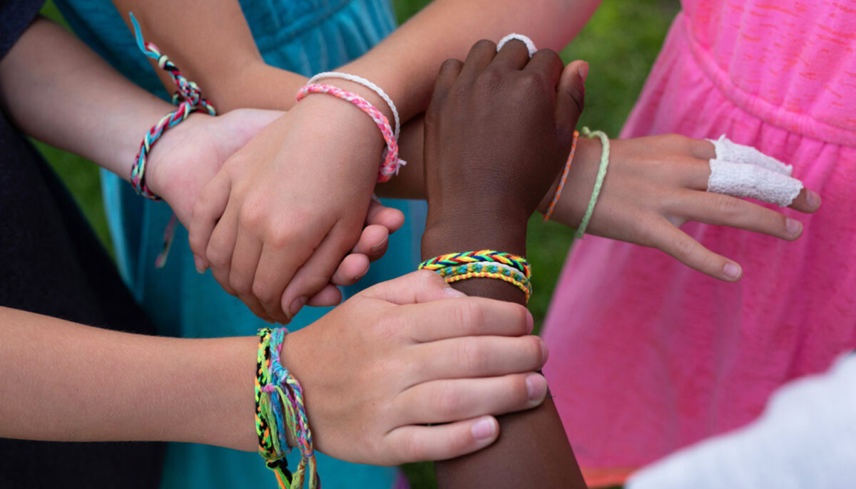 Une fillette de 9 ans et ses amis ont récolté près de 100.000$ en vendant des bracelets pour aider les entreprises afro-américaines