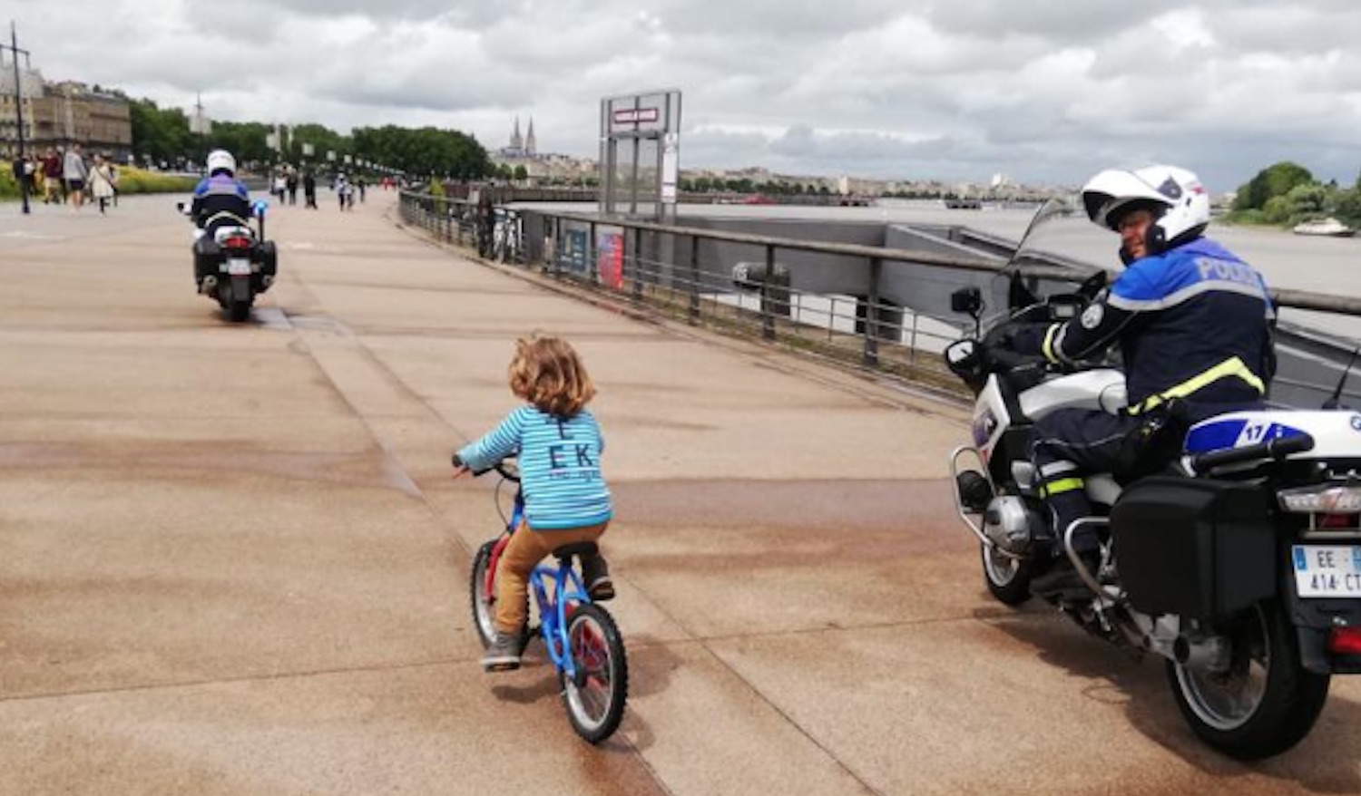 Bordeaux : un enfant de 4 ans perdu à vélo, ramené sous escorte de la police jusqu&rsquo;à ses parents