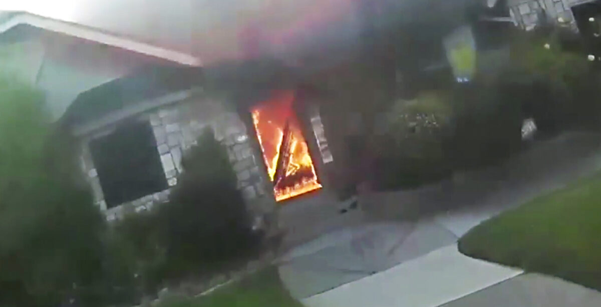 Un éboueur brise une porte et sauve un couple de personnes âgées dans l&rsquo;incendie de leur maison