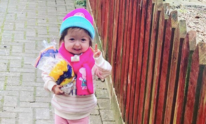 « La seule au monde » : une fille de 3 ans, avec une rare mutation génétique, est une petite battante