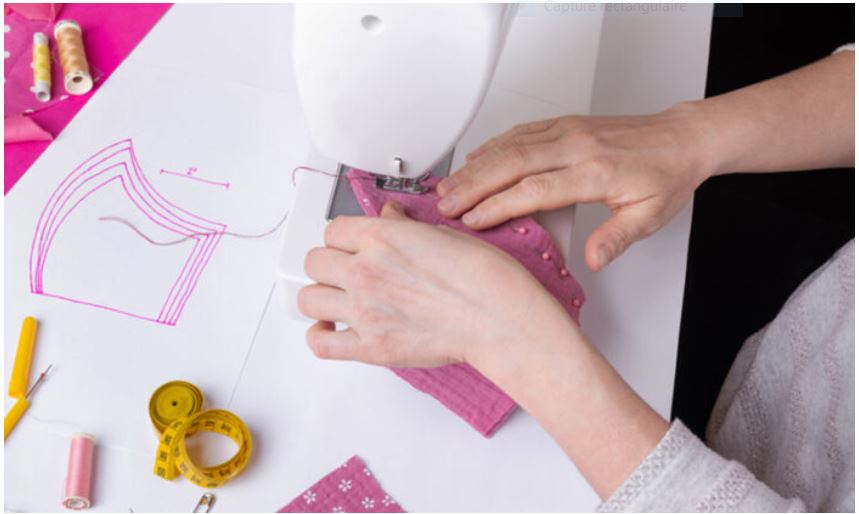 Une mère sourde fabrique des masques avec une fenêtre en plastique transparent pour lire sur les lèvres et est inondée de commandes