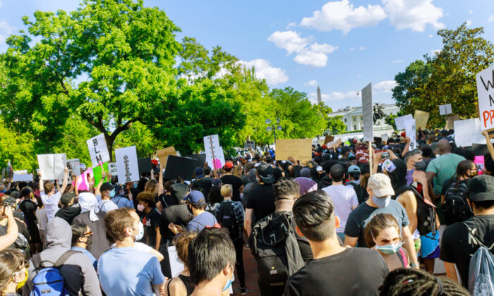 Une rencontre émouvante entre un policier blanc et un inspecteur de santé noir: «Nous devons construire le changement ensemble»