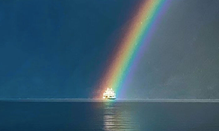 Avec son iPhone, un résident de Colombie-Britannique prend la photo d’un ferry traversant un arc-en-ciel dans un alignement parfait