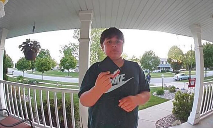 Un enfant honnête de 11 ans, filmé par une caméra en rendant un portefeuille perdu, reçoit une récompense inattendue