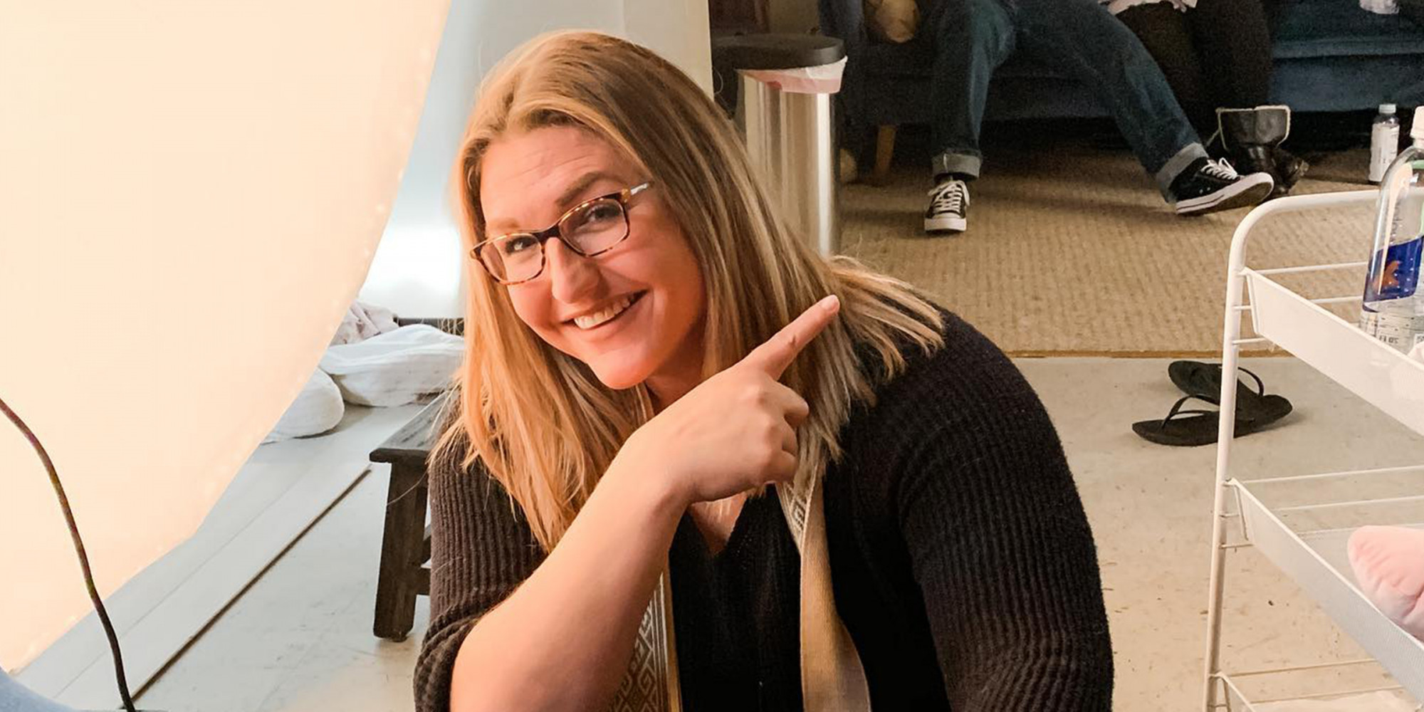 Des parents épuisés s&rsquo;endorment pendant la séance photo de leur nouveau-né