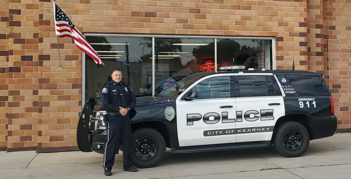 Un policier du Nebraska filmé en train de réparer un drapeau américain tombé devant un atelier de réparation automobile