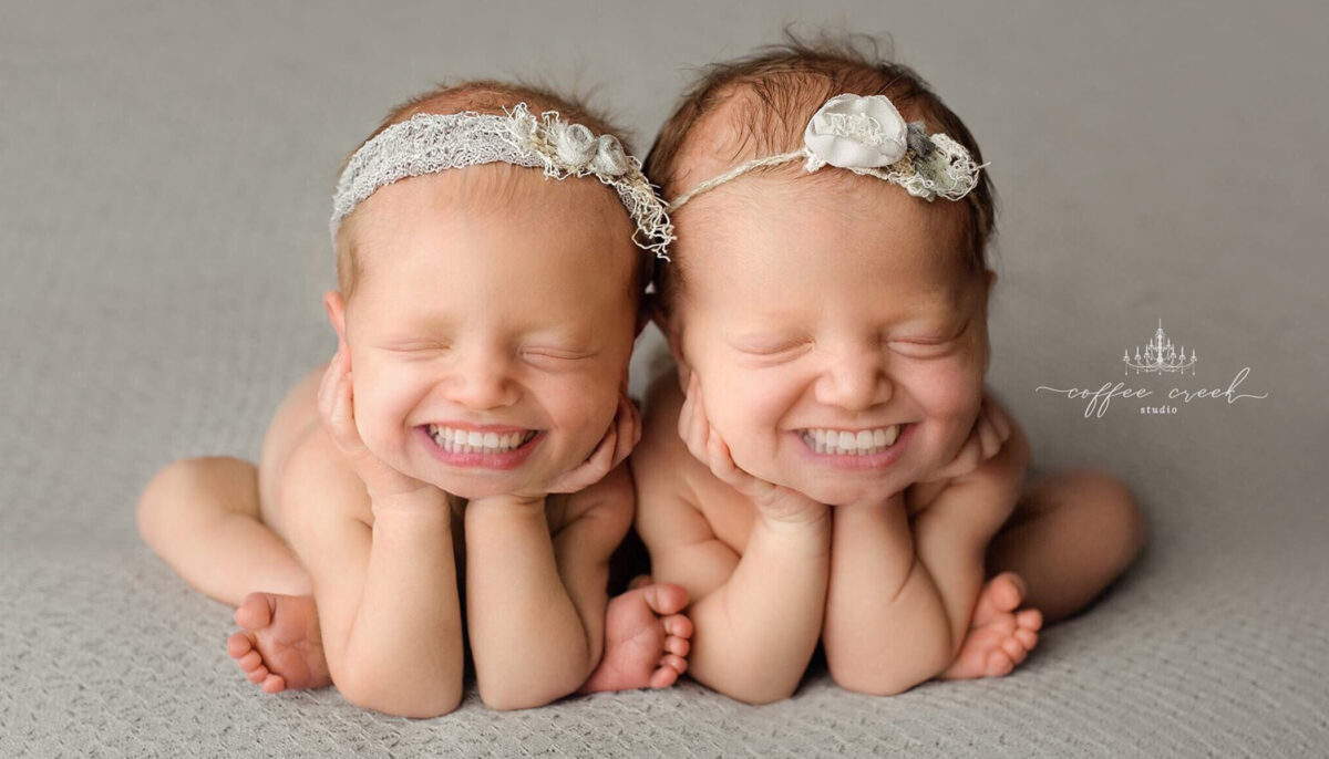 Une photographe modifie des photos de bébés en leur ajoutant une dentition d&rsquo;adulte, ce qui donne des sourires hilarants