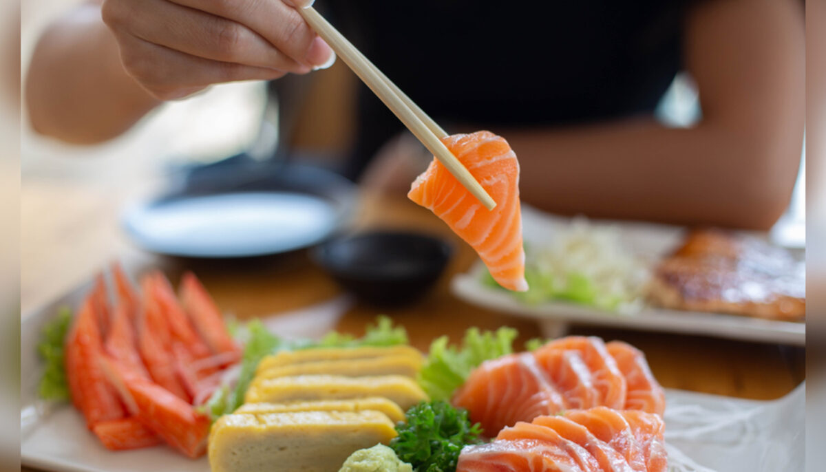 Les médecins retirent un ver rond de 3,8 cm d&rsquo;une femme s&rsquo;étant plainte d&rsquo;un mal de gorge après avoir mangé du sashimi