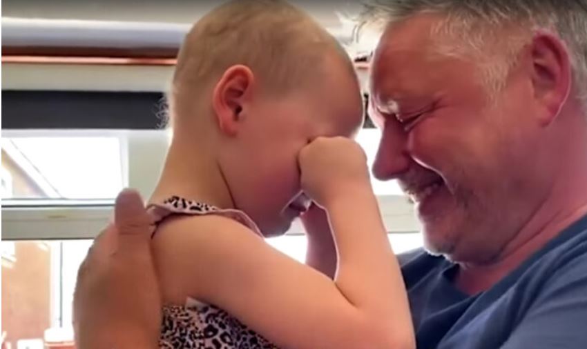Dans une vidéo émouvante, une fillette de 4 ans atteinte de cancer fait un câlin à son père après 7 semaines de séparation