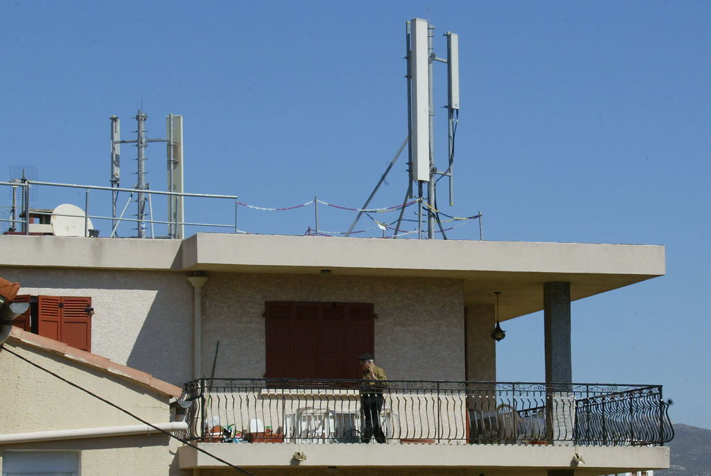 Jura : deux anti-5G ont détruit une antenne-relais, ils écopent de prison ferme