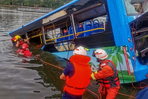 Chine: un bus plonge dans un lac, au moins 21 morts