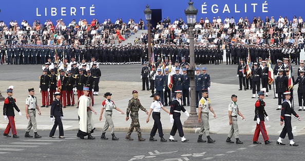 France: une cérémonie du 14 juillet version Covid, honneur aux armées et aux soignants