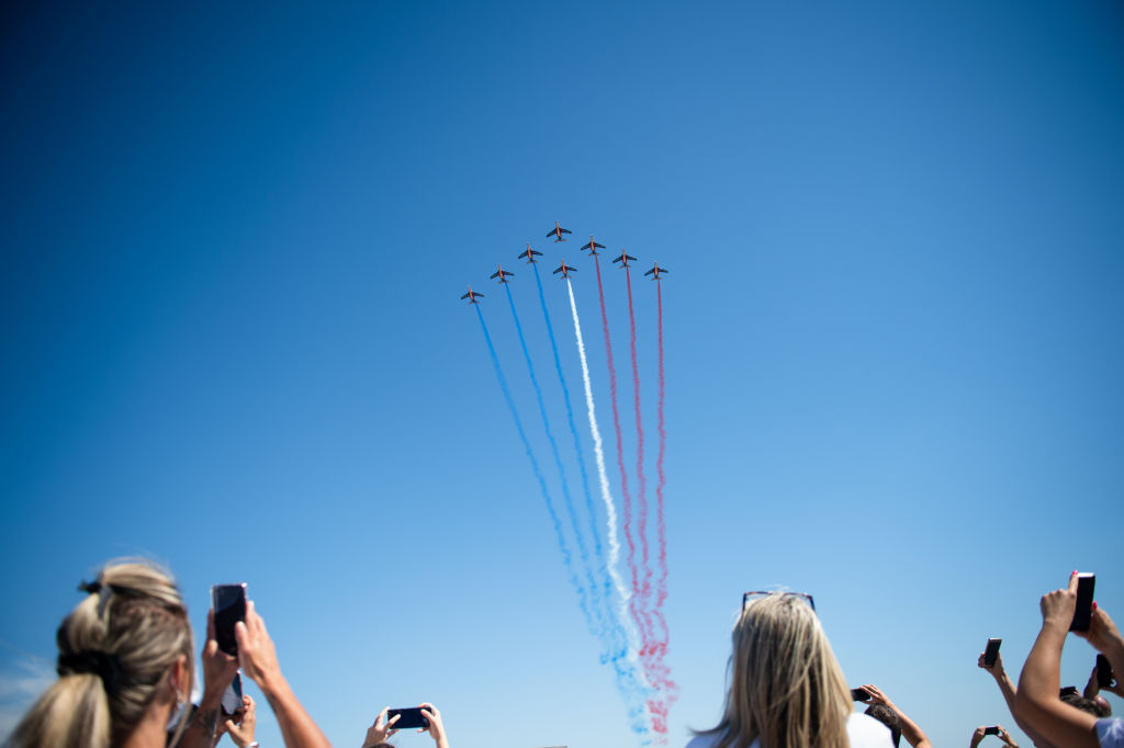 La Patrouille de France survole les hôpitaux pour rendre hommage aux soignants