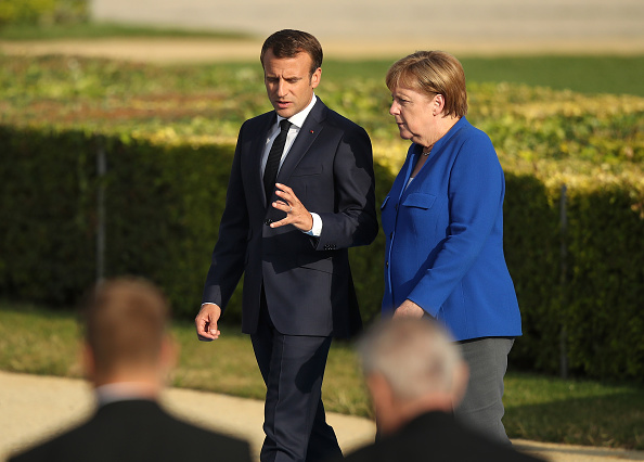Emmanuel Macron et Angela Merkel saluent côte à côte une journée « historique » pour l&rsquo;UE
