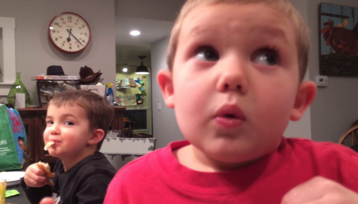 De façon hilarante, ce petit explique à son père pourquoi il ne veut pas se marier: «J&rsquo;aurais peur!»