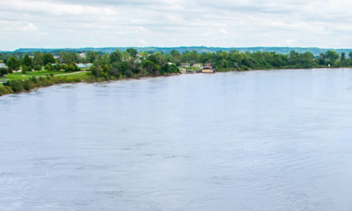Un policier plonge dans une rivière déchaînée et meurt en essayant de sauver son fils de 8 ans qui est tombé d&rsquo;un bateau