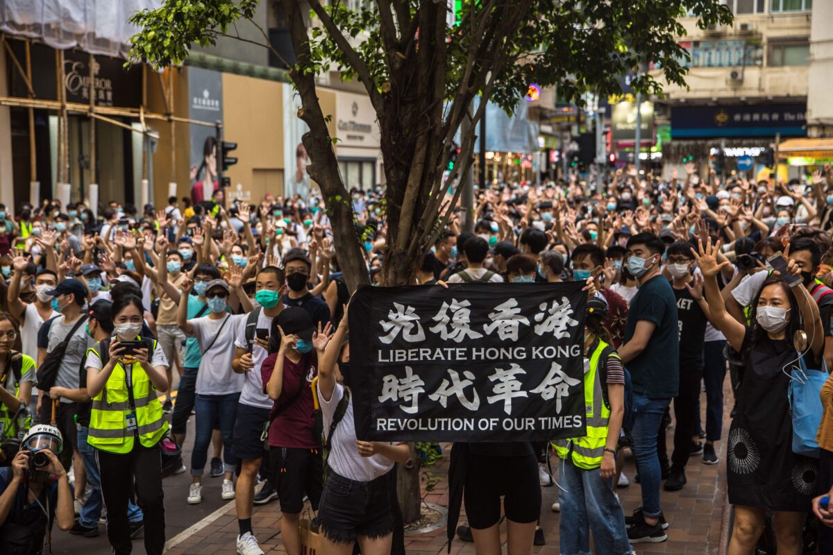 Les autorités de Hong Kong interdisent les chants de protestation populaires dans les écoles alors que les libertés de la ville sont davantage érodées