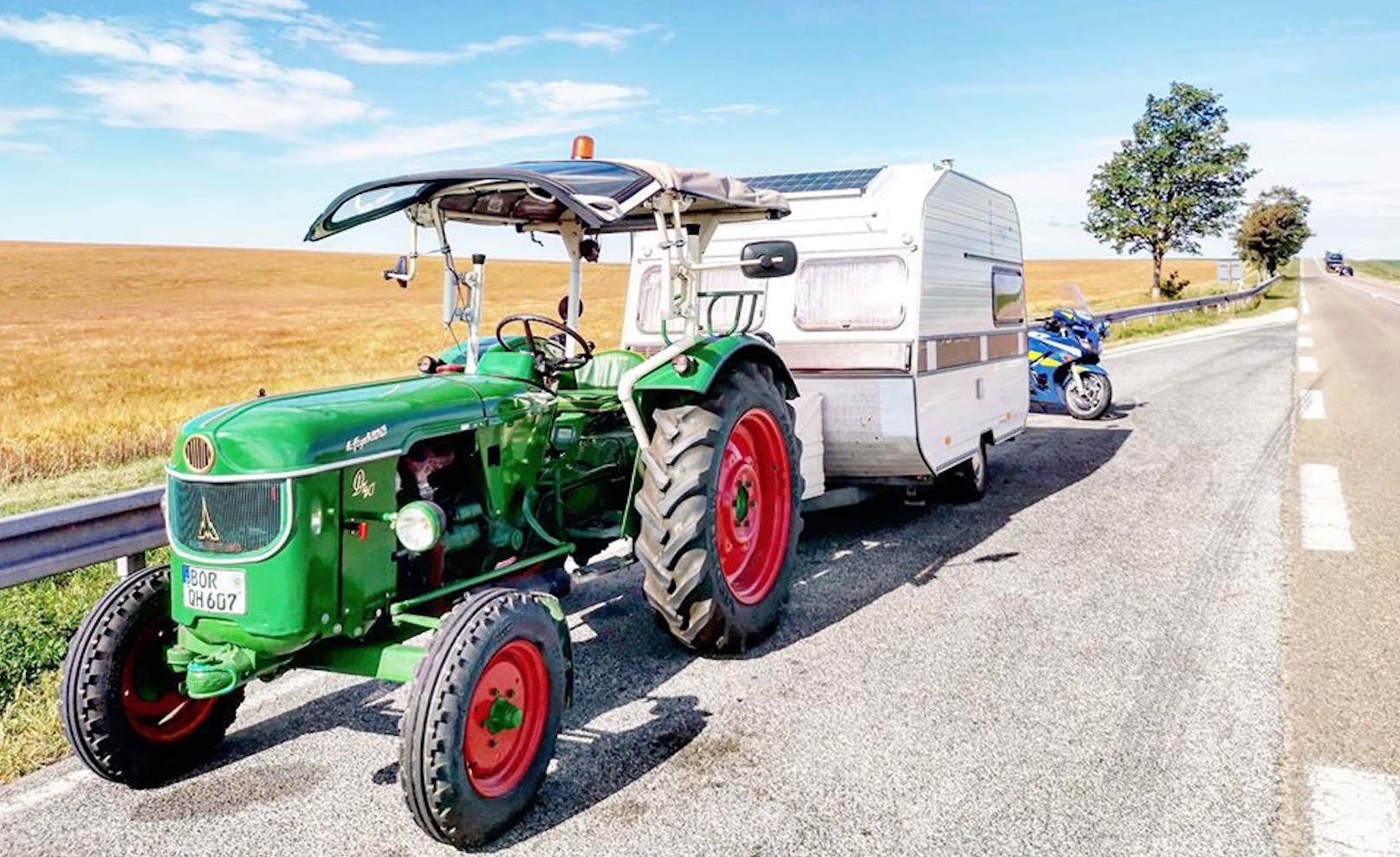 Un retraité allemand traverse la France au volant d&rsquo;un tracteur tirant une caravane à une vitesse de pointe de 23km/h