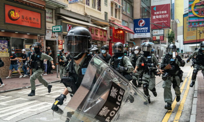 Un membre de l&rsquo;équipe de distribution d&rsquo;Epoch Times Hong Kong affirme que la police a menacé de l&rsquo;envoyer en Chine continentale