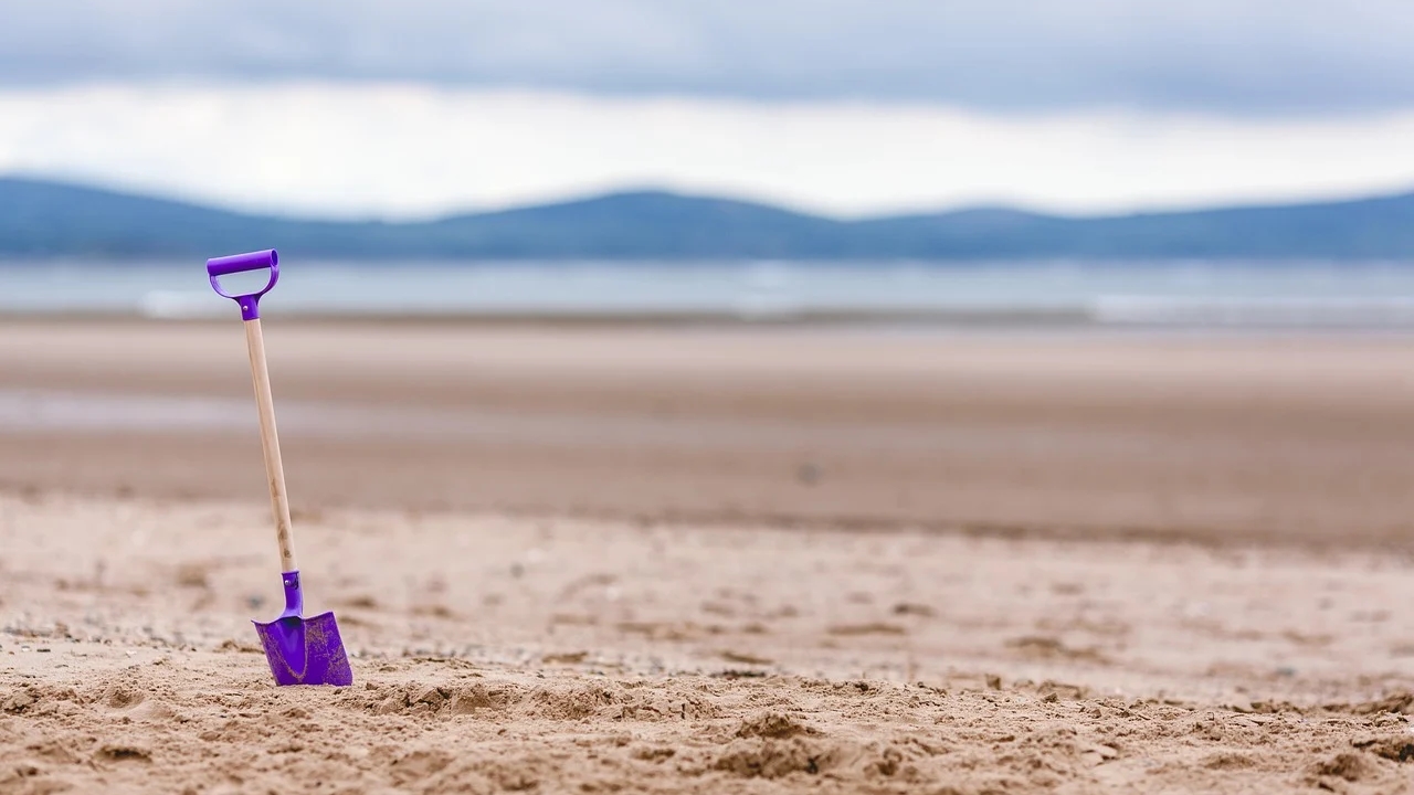 Il trace des mandalas géants pour sa petite-fille sur le sable d’Erquy et Fréhel