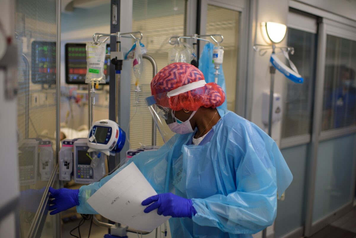 Une étude suggère que le nombre de décès dus au Covid-19 a diminué dans les unités de soins intensifs