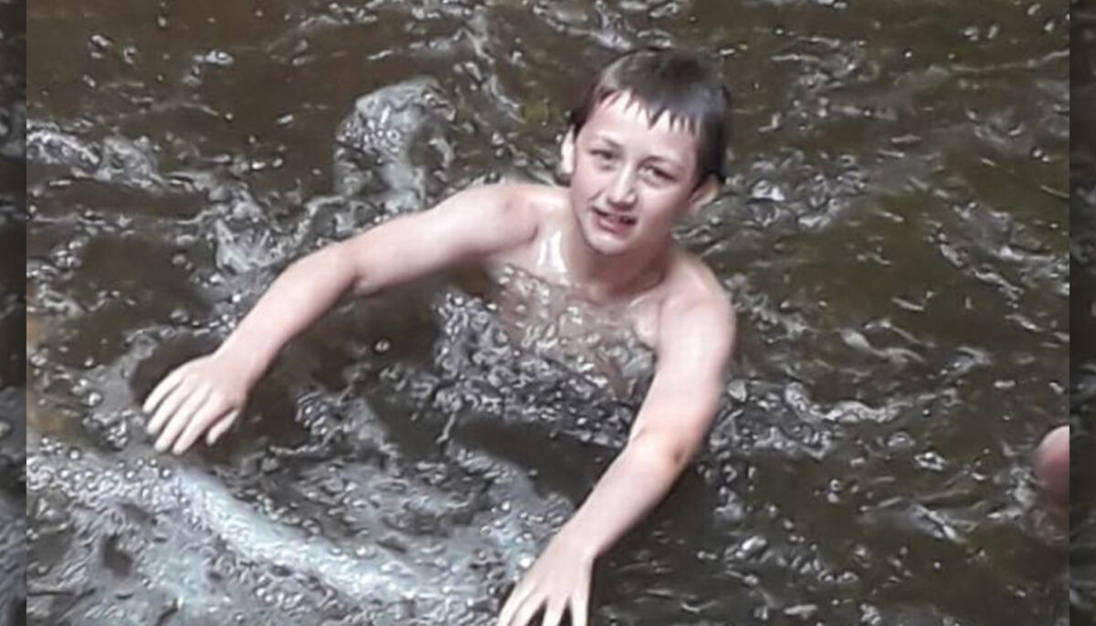 « Il lui a sauvé la vie » : Un garçon de 11 ans saute d&rsquo;un quai dans des vagues tumultueuses pour sauver un bambin à 30 mètres au large