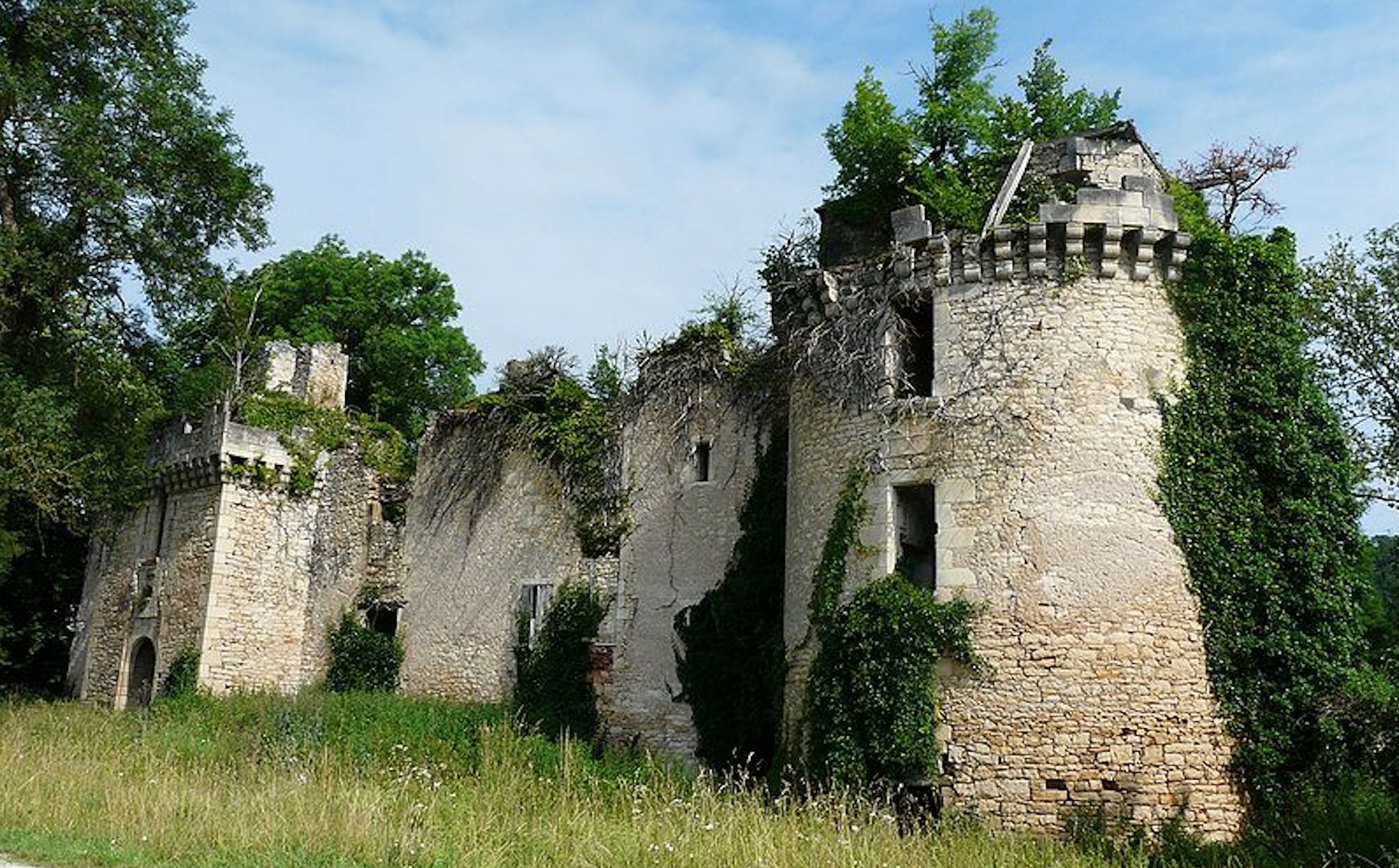 Dix adolescents restaurent un château du Moyen-Âge en Dordogne