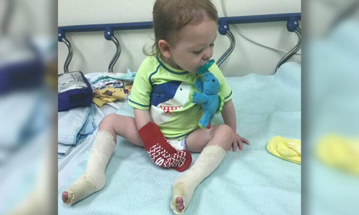 Un papa veut tirer l&rsquo;alerte sur le danger d&rsquo;un grillage de métal chaud dans un terrain de jeux d&rsquo;eau, lequel a sévèrement brûlé les pieds de son enfant au 2e degré